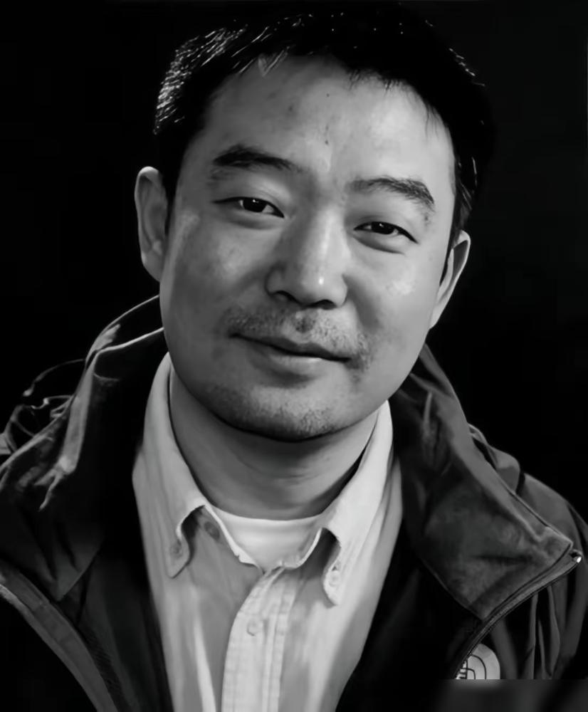 62岁的导演温成林捂着胸口轰然倒下。今天八宝山的纸钱还在烧，但掐死他的黑手此刻正