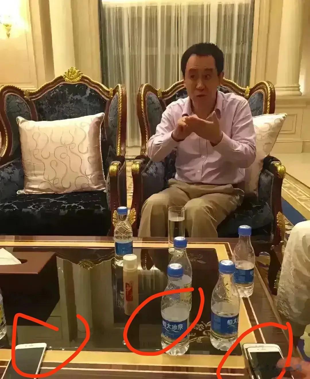 以前的许家印，工作中……。

图中发生时间大概是2015年，那时候恒大地产已经是