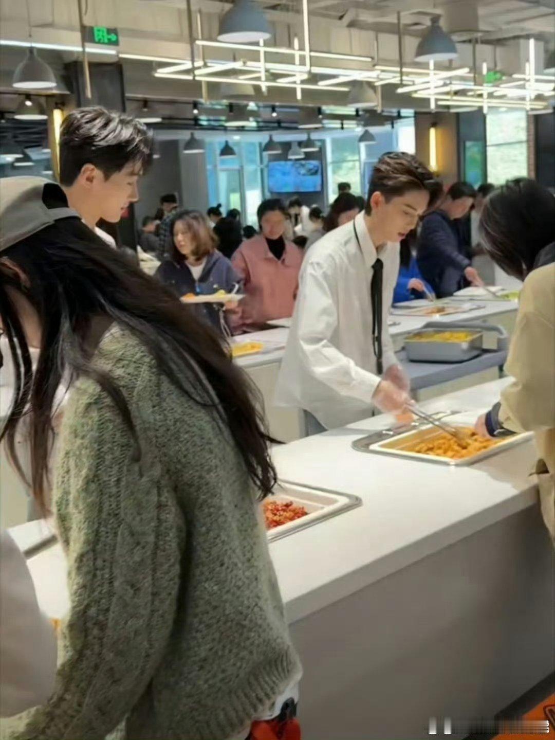 没人通知我食堂换帅哥打菜了错过了通知，却没错过食堂的帅哥大军！这顿饭，值回票价！