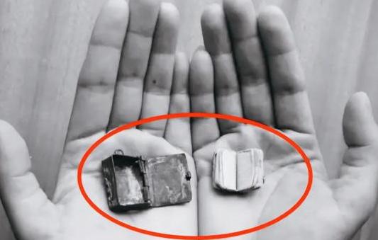 1959年，银川一工地，正拆除一晚清兵营，一个小铜盒从砖缝掉落。 
 
那天上午