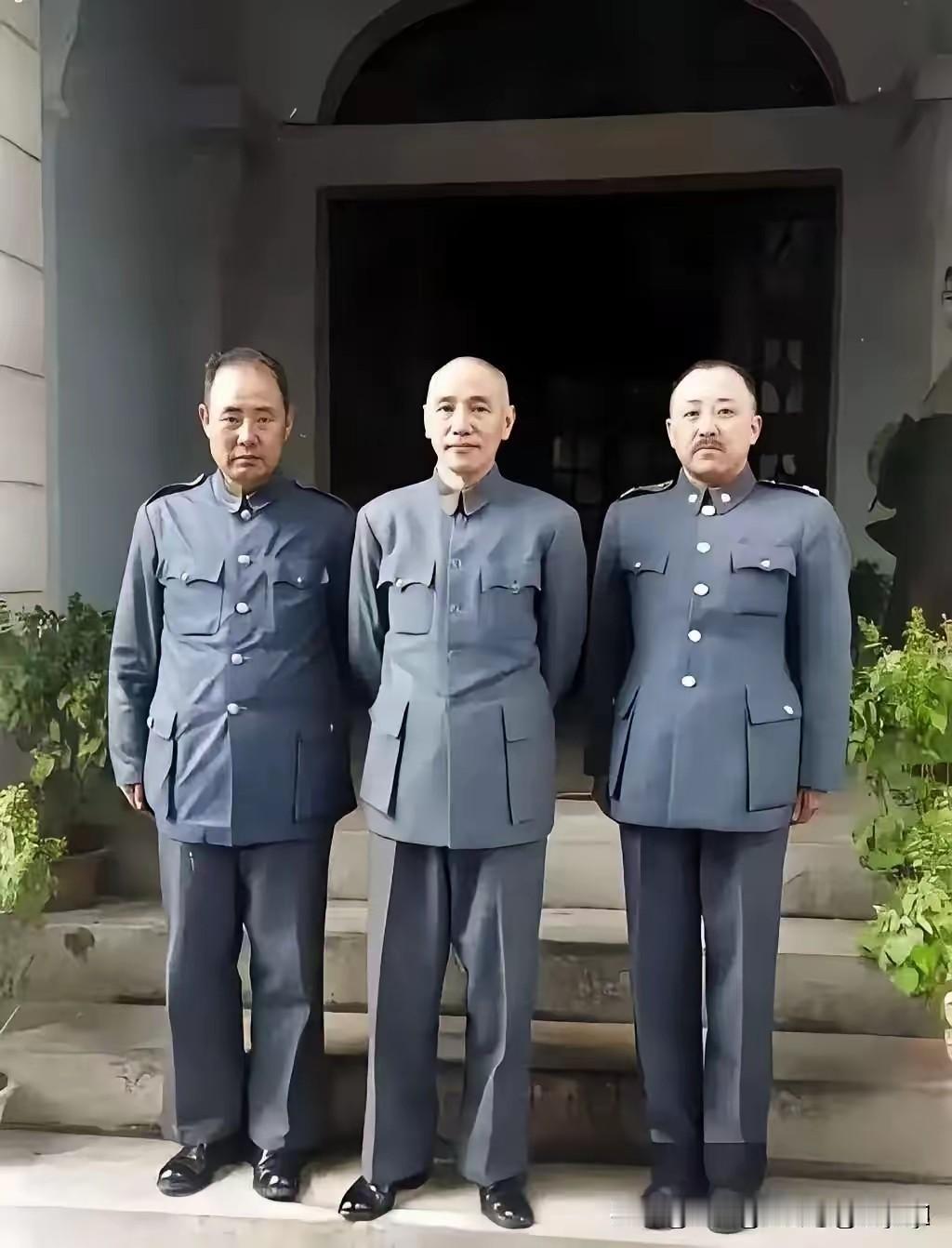 这三位在中国近代史上留下了浓墨重彩的一笔：
 
- 左：傅作义（华北“剿总”总司