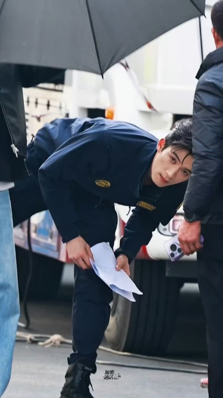 王星越听到粉丝的话就从伞下探出头来看粉丝，好宠啊！ 