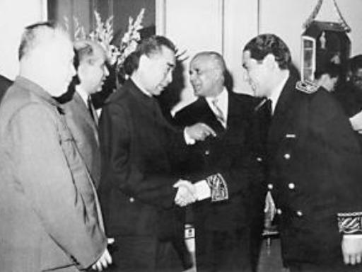 1963年，周总理在访问埃及时，在招待会上一名埃及的情报官在和周总理握手时，小声