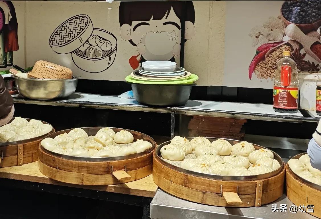 1.5元一个！郑州超市大姐蒸的韭菜鸡蛋包，一口回到小时候。

今天逛超市，差点被