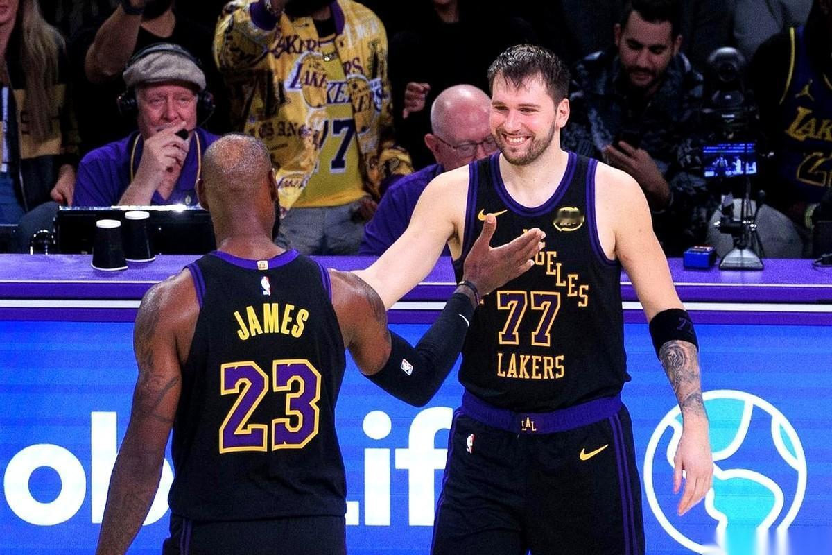 老詹主动不当“压轴”了，把位置让给了东契奇。
就这么个事儿。
不知道为啥，突然就