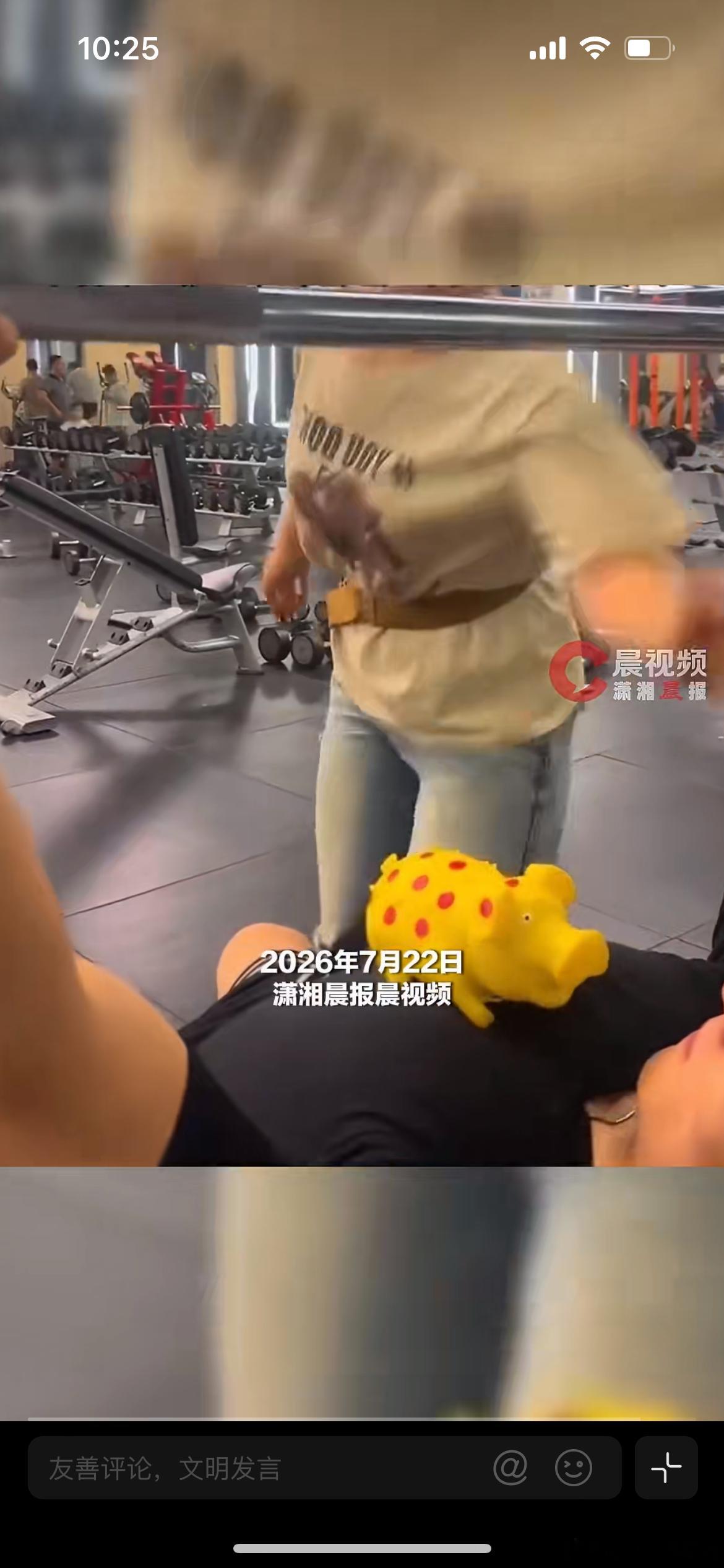 男子卧推身前放惨叫猪女子一掌打飞，公共场合，确实需要保持安静，这一巴掌干的漂亮，