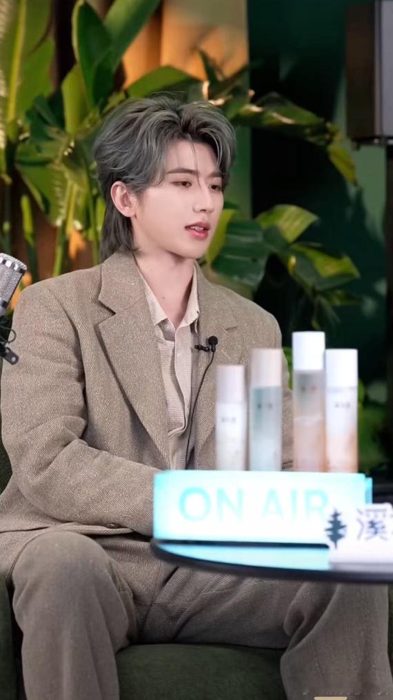 蔡徐坤直播 哇！蔡徐坤直播的暖心氛围太浓啦！不仅大方分享护肤心得，还解锁了个人偏