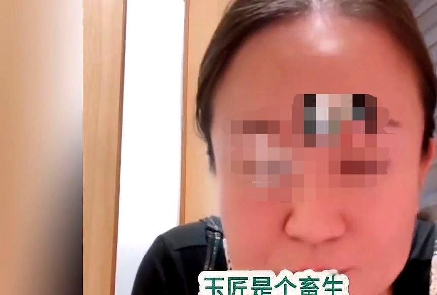 老杨刚靠着大度圈了一波好感，下一秒就亲手给毁了。

她在日本直播，聊起前夫时通情