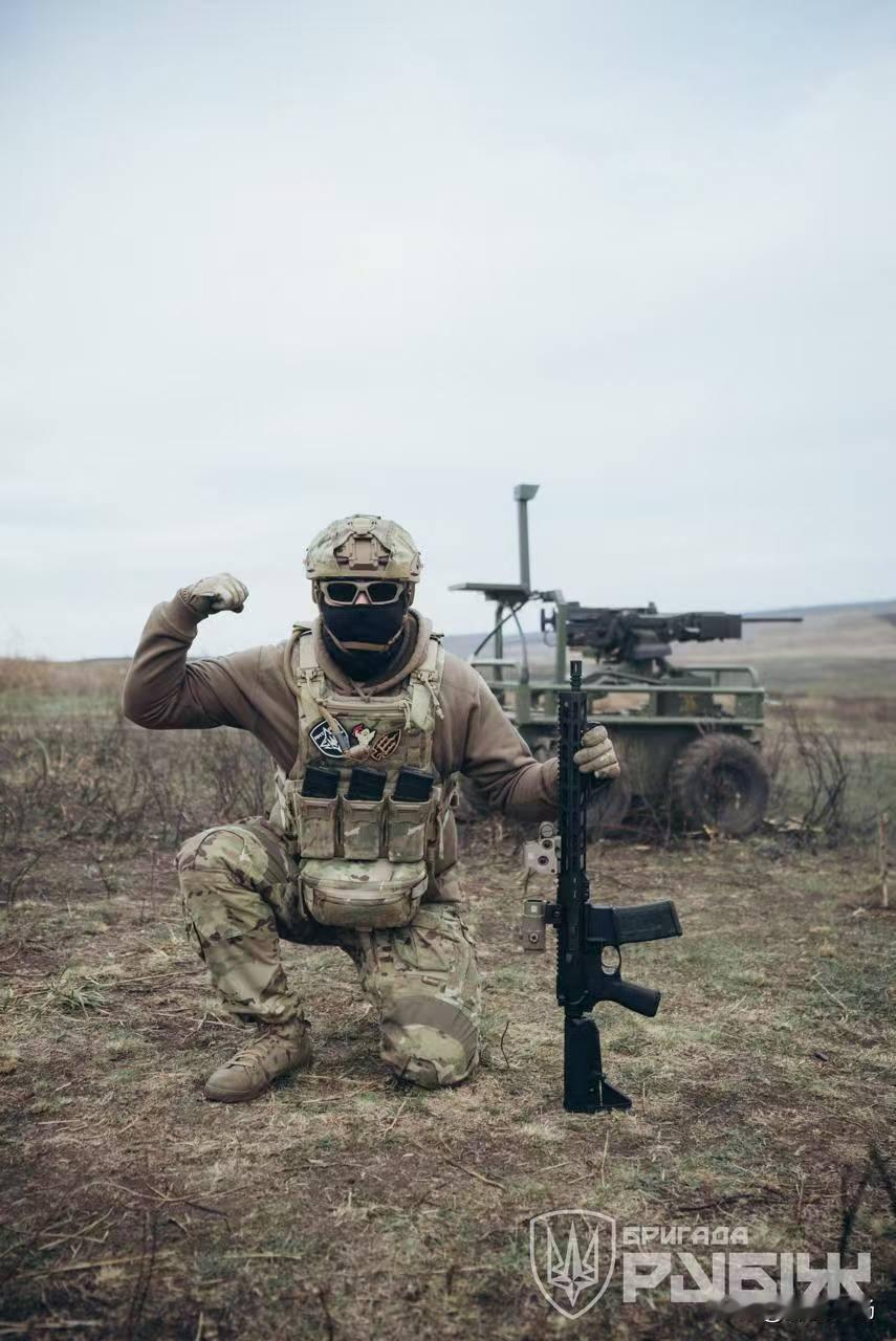 红军城的战局在过去两天里急转直下，乌军主力好像已经都逃出生天。就这么小一个口子，