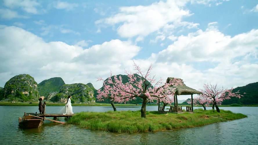 上联：送走冰天雪地
下联：迎来绿水青山
下联：迎来花团锦簇