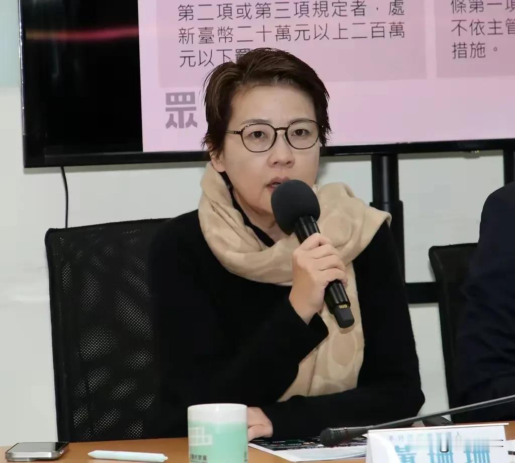 黄珊珊双重党籍，对亲民党宋楚瑜还是有感情的！
    民众党前秘书长谢立功抨击党