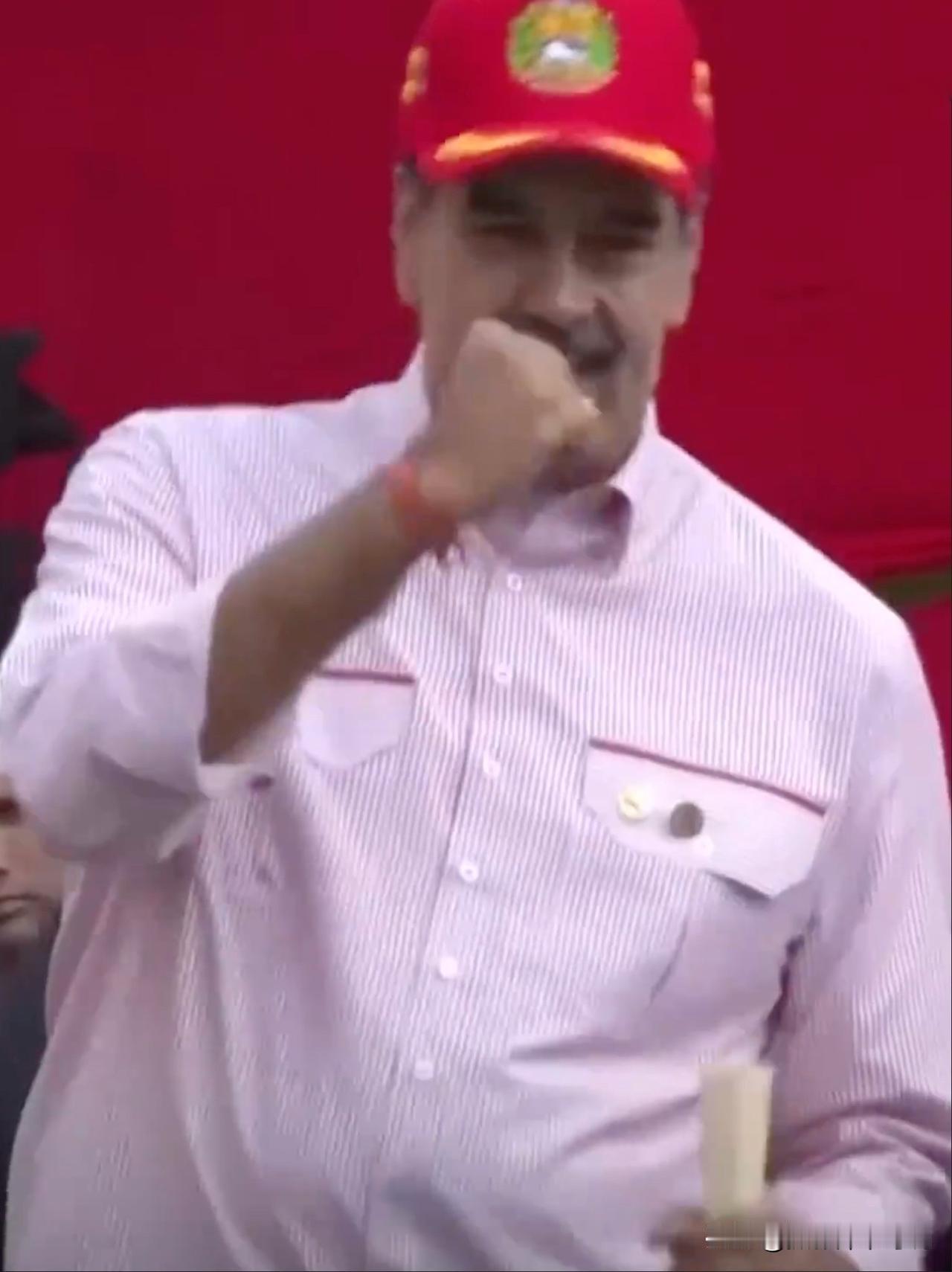 马杜罗被美国绑架居然是因为频繁尬舞，这新闻是我看过最荒诞的新闻了！据美国媒体昨天