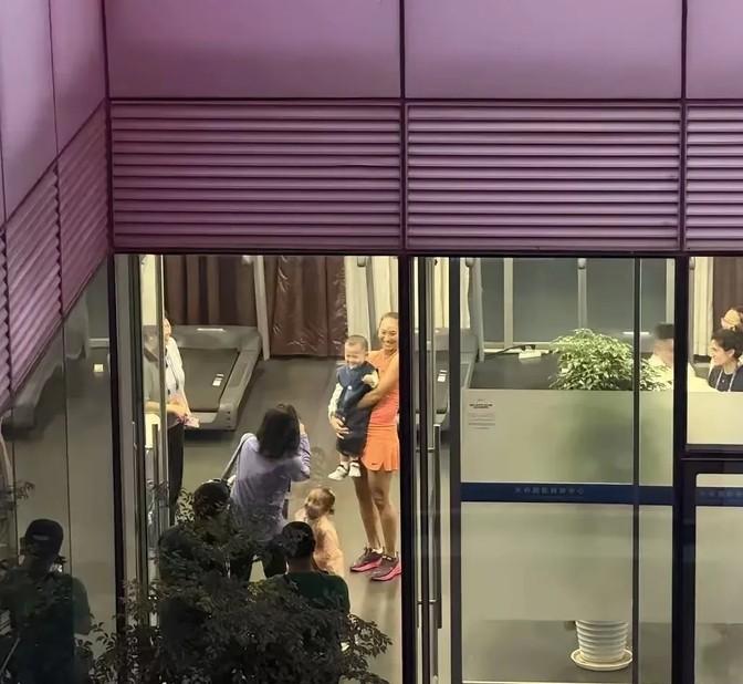 大家都知道“郑女王”在球场上英姿飒爽的样子，突然看到她抱孩子这个画面，确实有点让