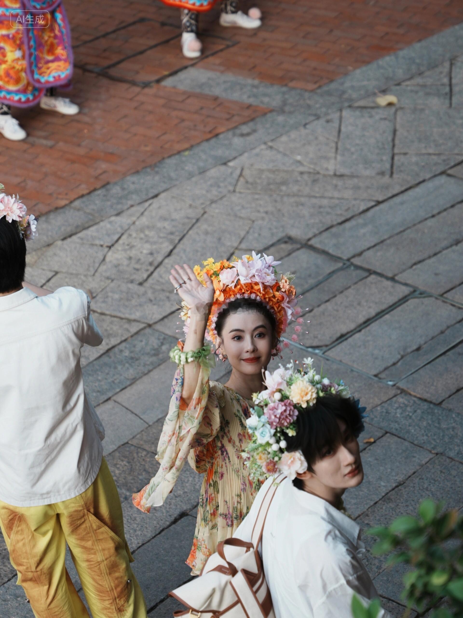 【张柏芝戴了泉州非遗簪花 | 港风女神邂逅闽南簪花，美成画报！】张柏芝《一路繁花