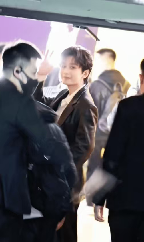 成毅追剧团look成毅白衬衫黑皮衣西装造型 成毅追剧团look，成毅白衬衫黑皮衣