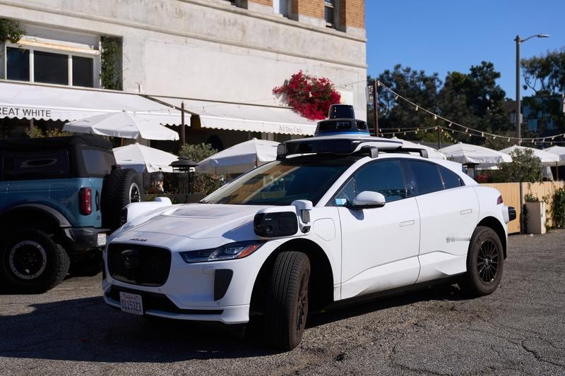 美学者：我们在华试乘无人驾驶出租车 美学者来中国试乘无人驾驶出租车，这事儿挺有意