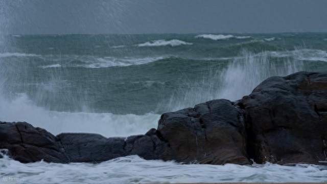 离谱！台风跑去越南登陆，海南却要连泼24小时暴雨！雨量爆表预警