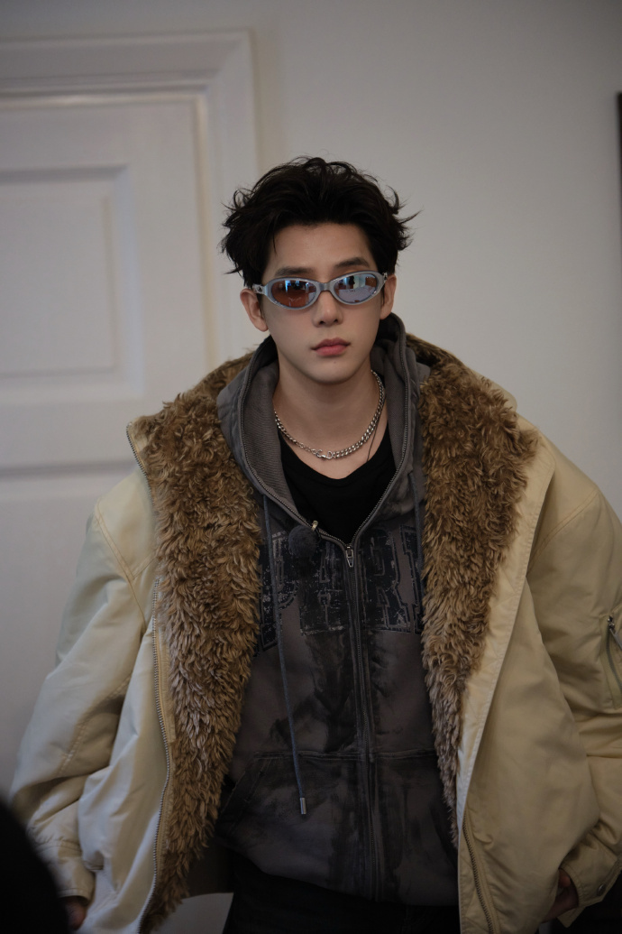 王安宇大背头 王安宇那是硬帅，顺毛、卷毛、寸头、大背头都帅滴很，现在就出发这一期