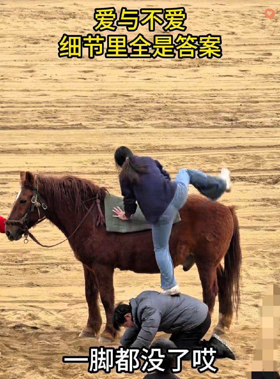 路人直呼绷不住破防了！
景区偶遇一对夫妻，这一幕把爱情最动人的样子演透了！

夫