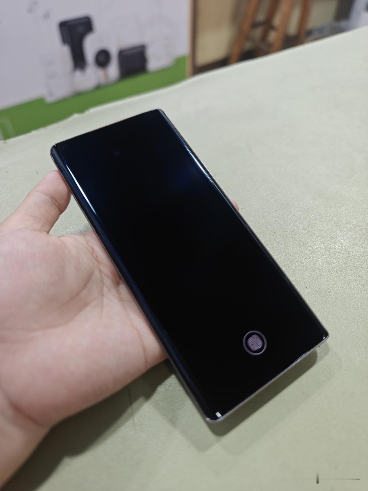 一台荣耀400的手机，给顾客报了1500的回收价。顾客说 卖过我两台机子，让我再