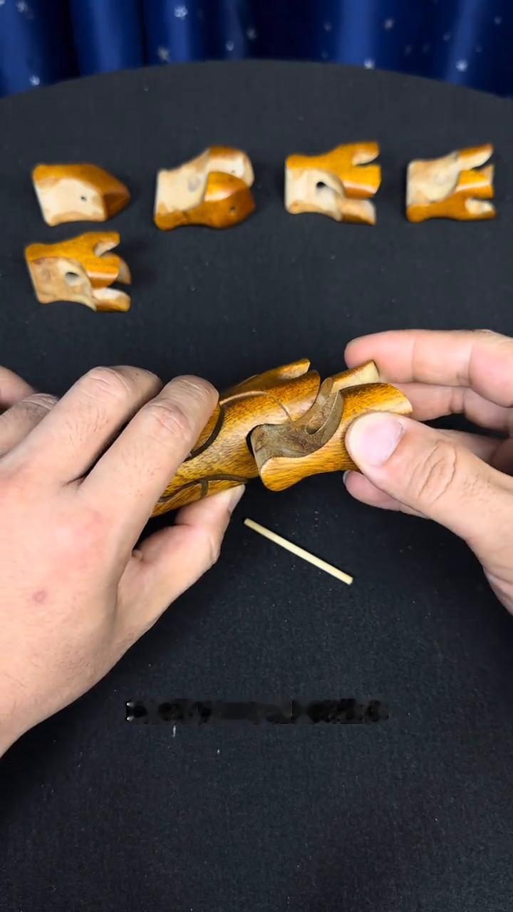 古人真是太聪明了，不用一钉一绳就能将这堆木块组成一个整体。这个就是十二生肖鲁班锁