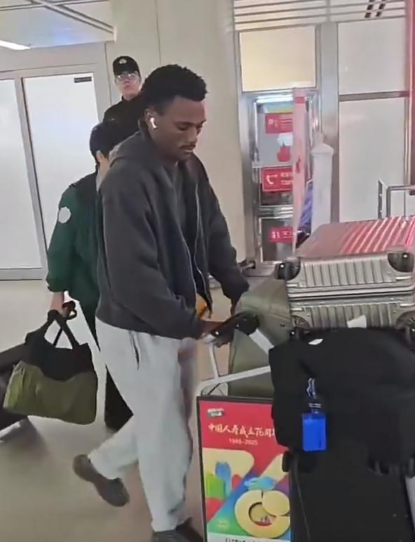 山西汾酒男篮新签外援沃克抵达太原，迪亚洛终于要和老相识并肩作战了。

3月20日