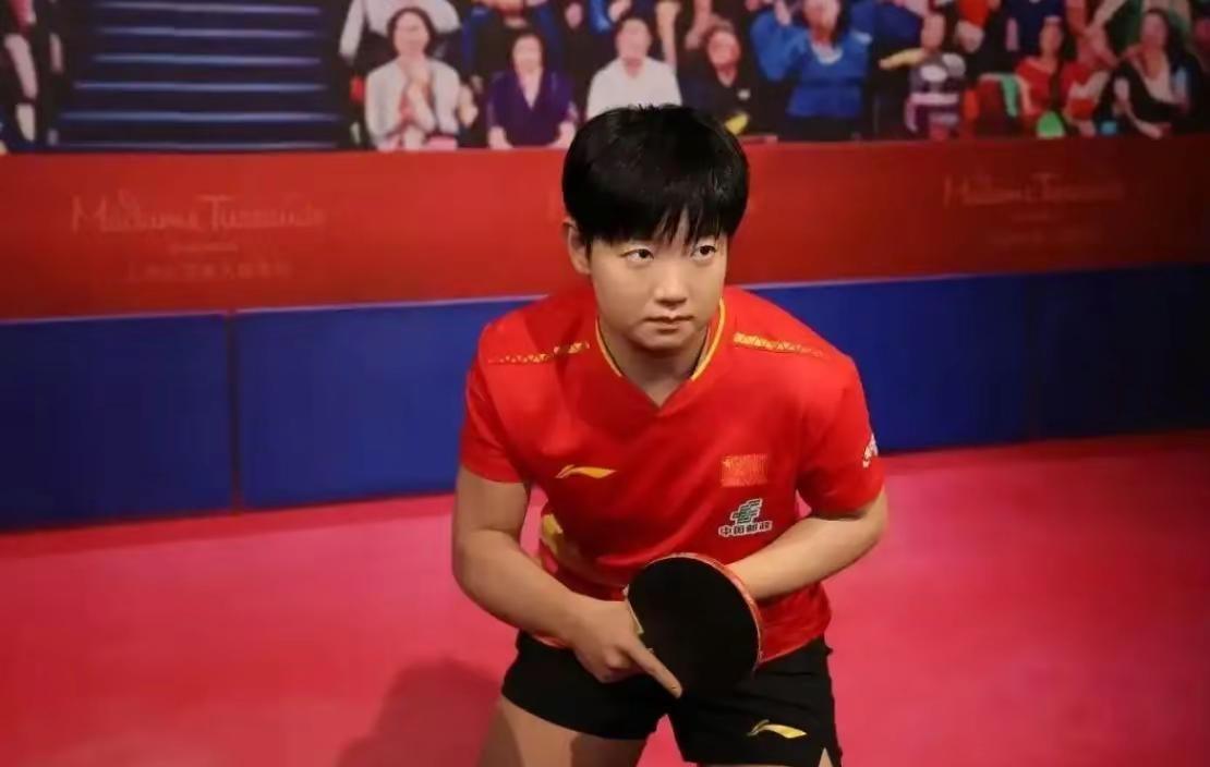 孙颖莎杜莎夫人蜡像馆记 丙午季夏七月十三日，沪上杜莎夫人蜡像馆盛典启幕，国乒名将