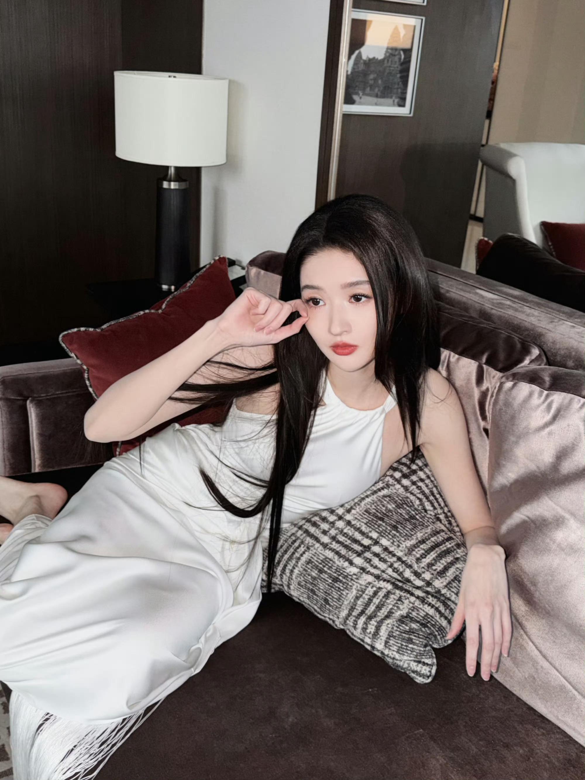 王玉雯看张新成新剧被气到王玉雯 抽象的灵魂 掉落日常，并配文“可恶！你们根本就不