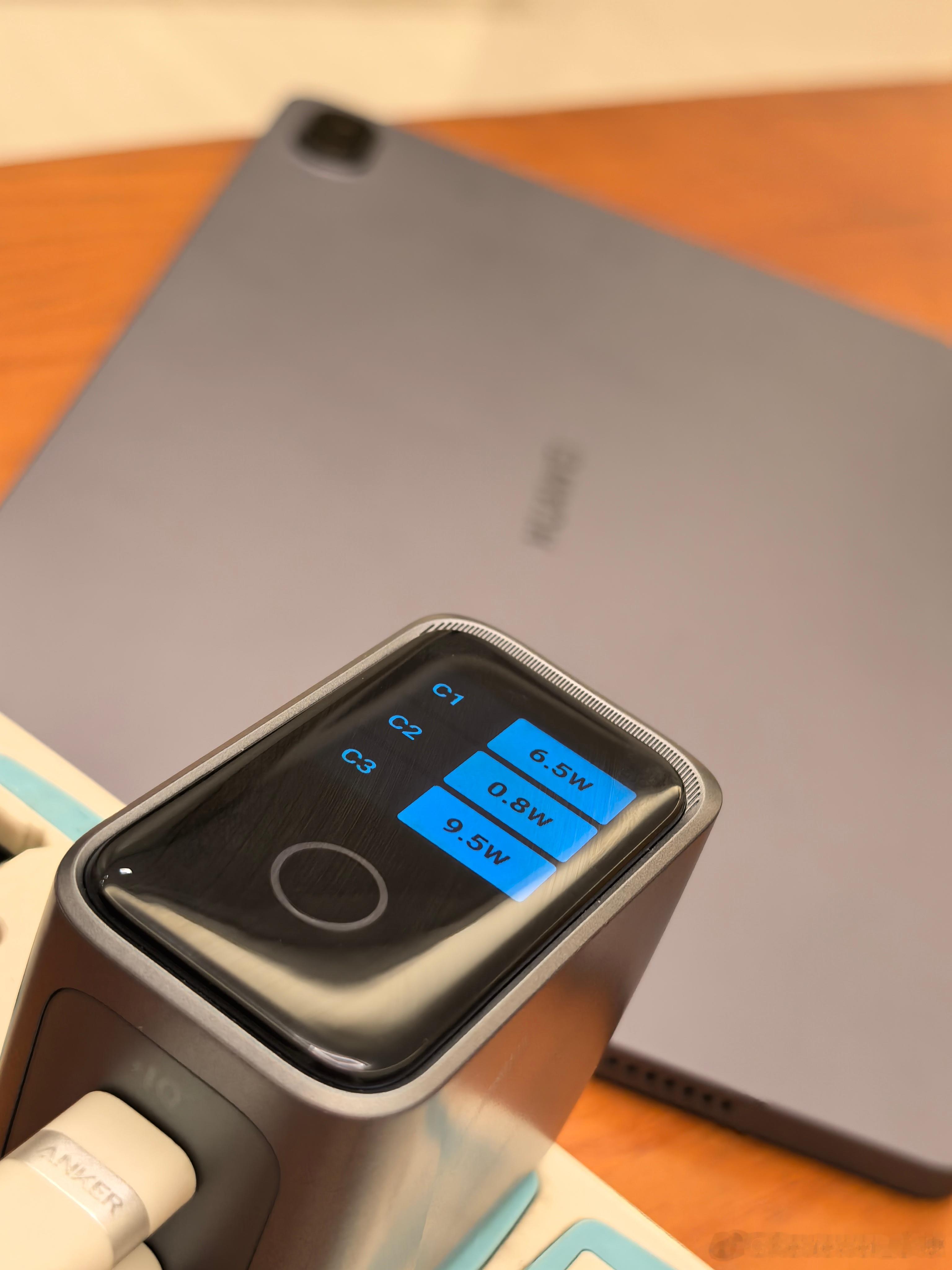 用了一段时间Anker Prime，除了贵基本没啥缺点。这种多口充电器很实用，3