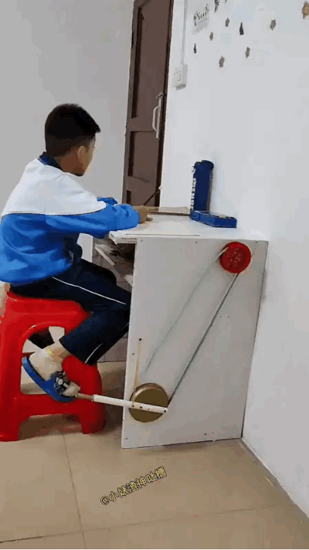 你们说，他这小脑袋瓜里，到底还藏着多少类似的神奇套路？人类幼崽迷惑行为