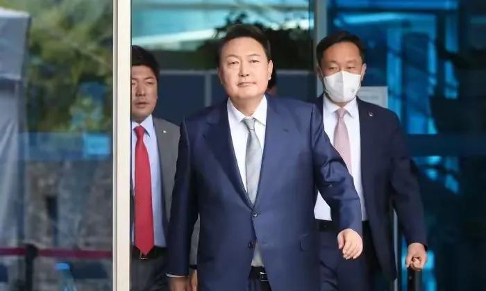 韩国总统尹新瑞这时候已经没有了办法，也无法进行耍赖了，只能面对检察厅的第2次传唤