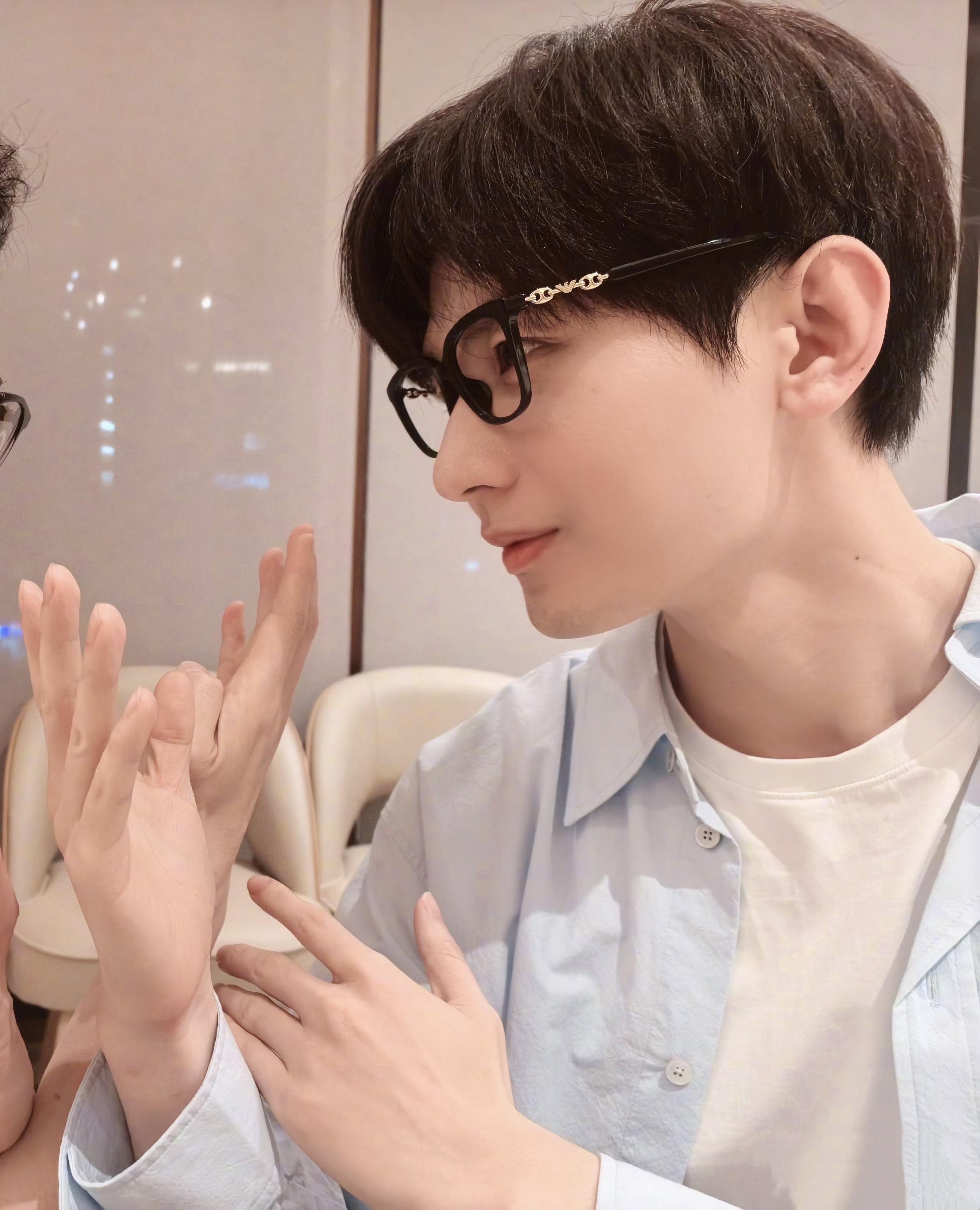 张智霖成毅合照萧秋水有在好好的闯荡江湖呢🥹[来赴来福] ​​​