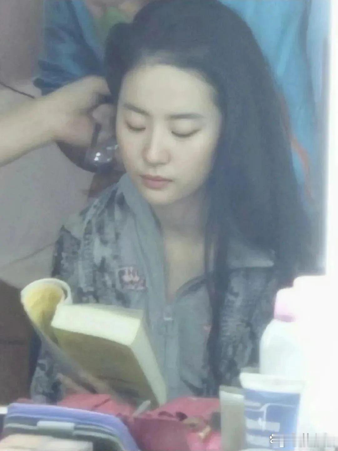 刘亦菲：邓超“我发现她老在片场抱本书看，我一开始以为她装的。直到有天我去看，才发