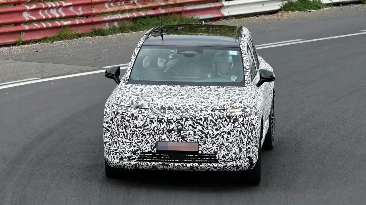 雷克萨斯TZ纯电SUV谍照曝光，轴距预计超3米＋七座
 
尺寸估计跟纯电汉兰达差