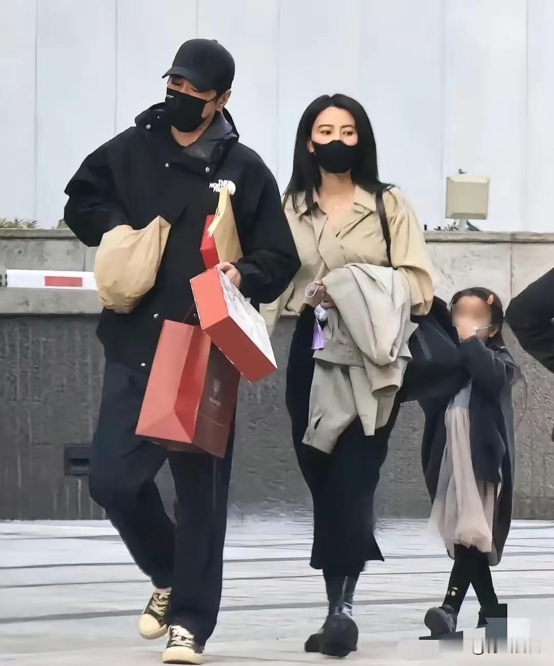 说真的，高圆圆和赵又廷这一对，能在娱乐圈走过这么多年还这么甜，我觉着根本不是啥“