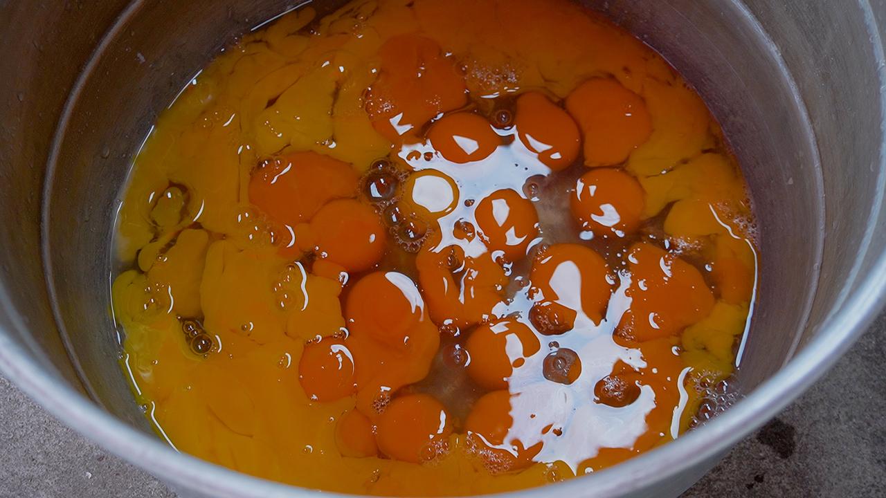 做法很纯粹——只用鸡蛋、鸭蛋和糖，不加一滴水，全凭手腕功夫打发。最特别的是不用烤