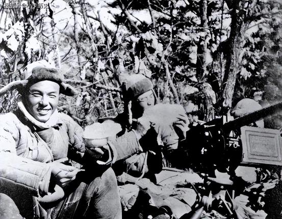 1951年，一名年仅15岁的新兵正在擦拭大炮，低头查看瞄准镜时，突然发现敌方阵地