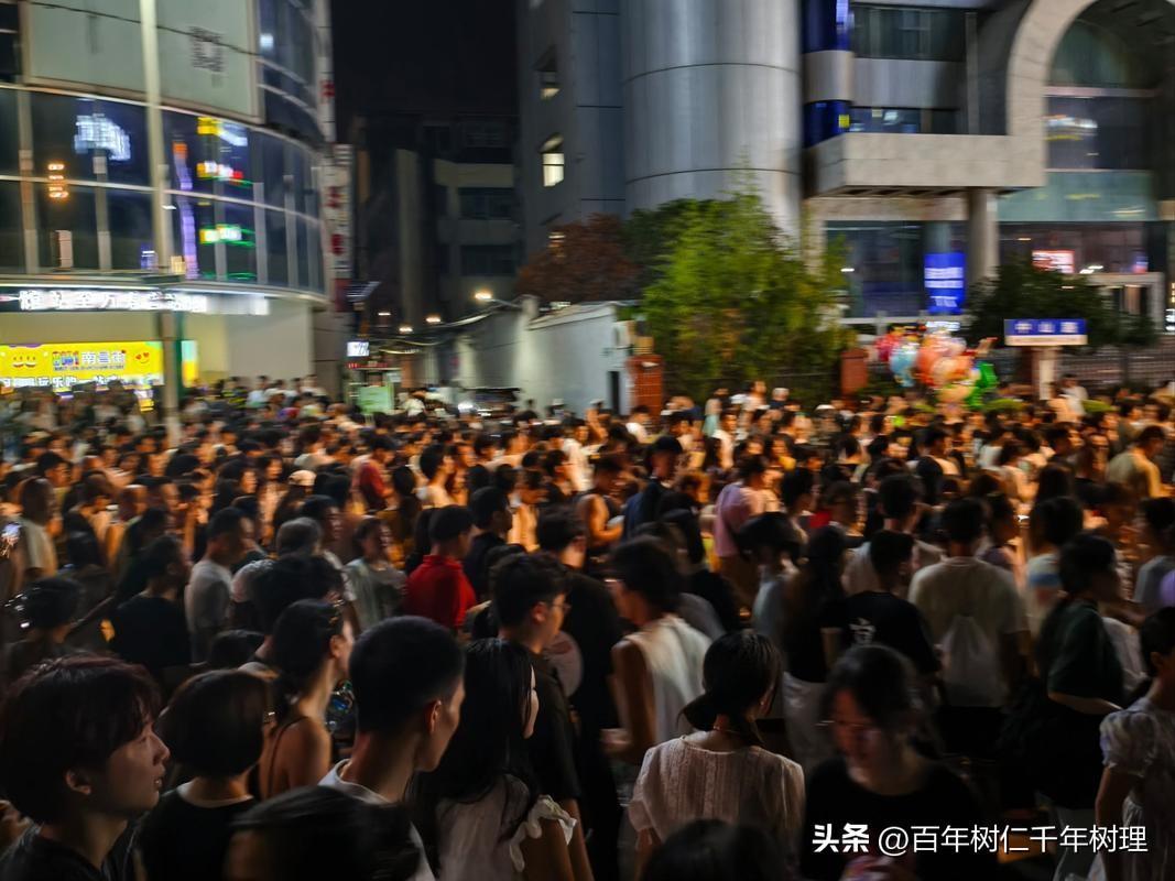 人生如画,能否落笔无悔?
上联：人生如画，能否落笔无悔？
下联：岁月如歌，应会异