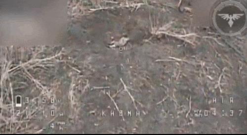 1名俄军士兵趴在地上假装被“去军事化”，结果被乌军无人机识破，被炸得七晕八素。起