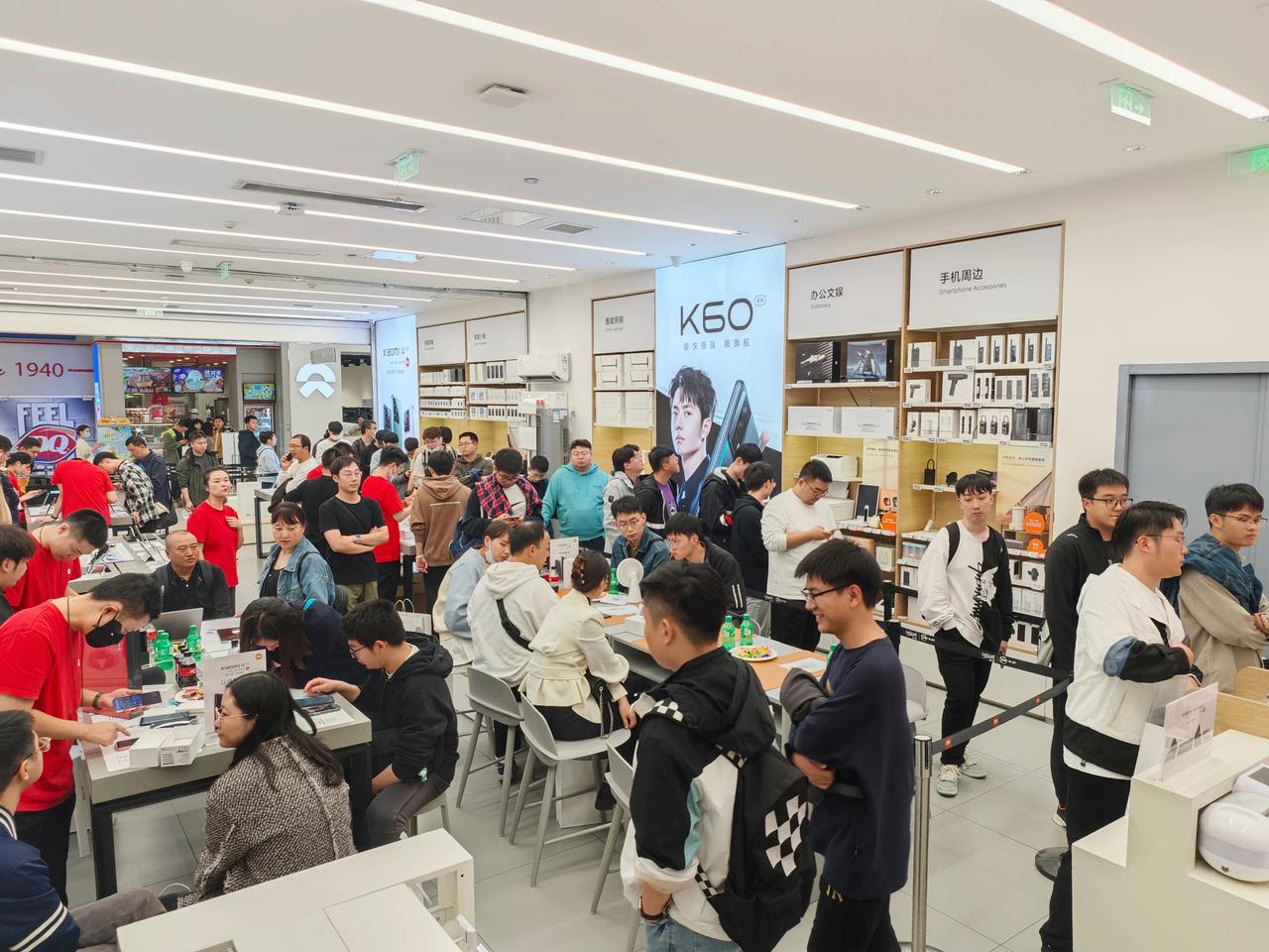 小米算是捅着“马蜂窝”了，
线下门店都要被踏烂了，雷军也是不管不顾了，得罪就得罪