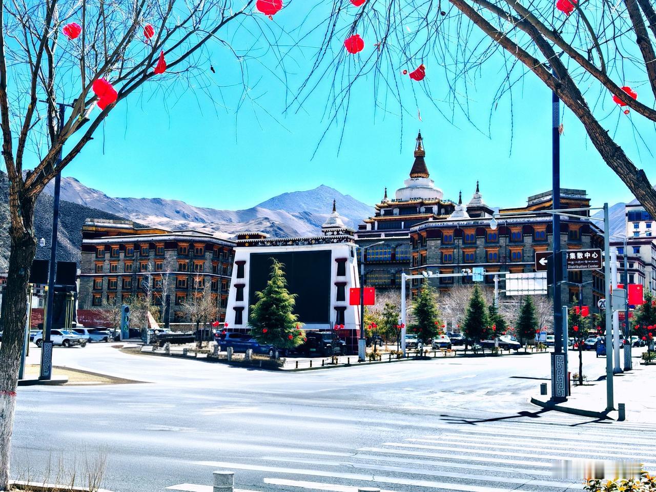 守住婚姻底线，
是经营好婚姻的关键。
面对爱较劲抬杠的伴侣，
别和他辩对错。
家