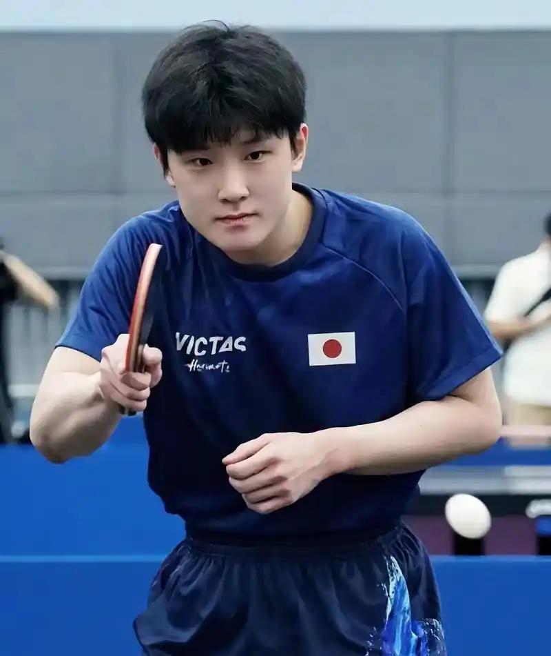 2022年秋天，成都世乒赛男团半决赛，一个穿着日本队服的少年站在球台边，连续击败