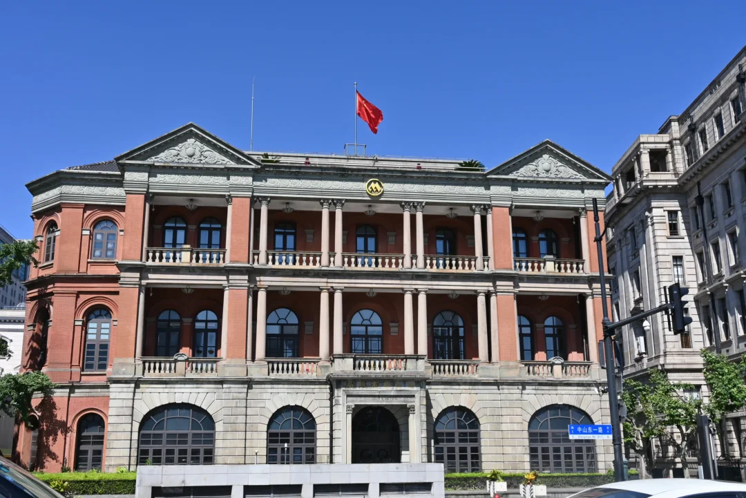 上海外滩万楼丛中一抹红