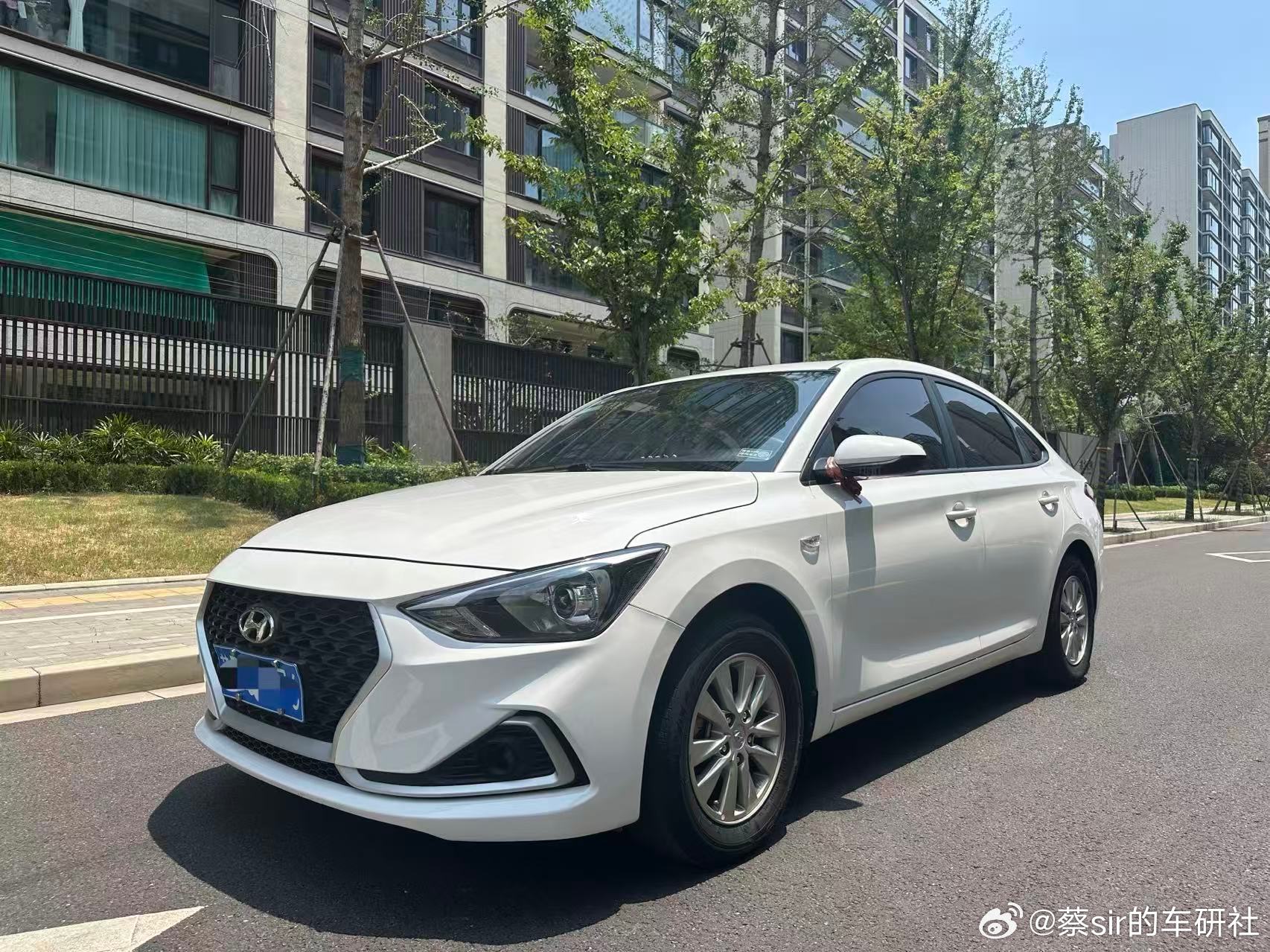 2019年12月现代悦动1.6自动挡，白外黑内，大屏导航带倒车影像，多功能方向盘