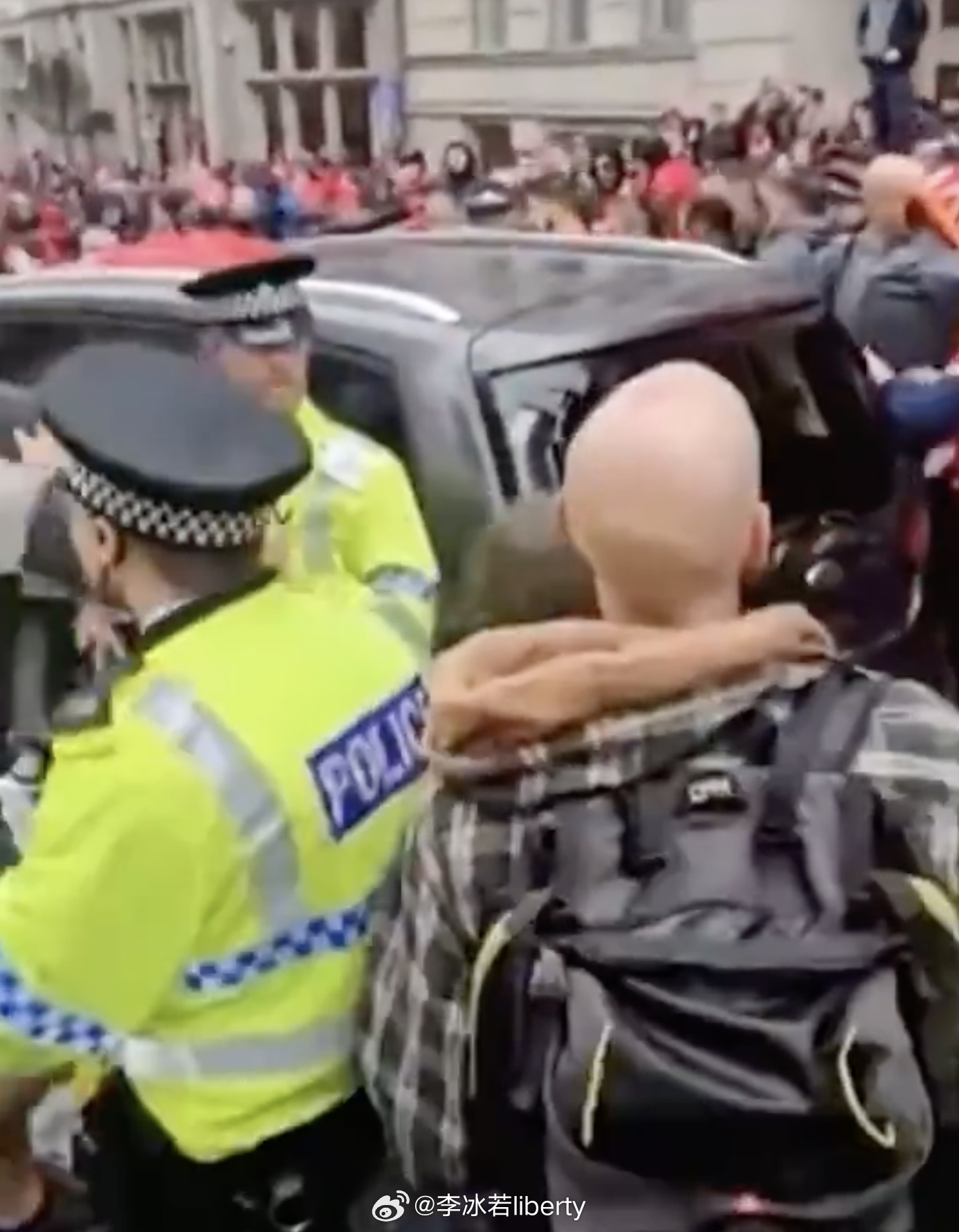 英国一辆汽车冲撞球迷 确实非常危险，这司机肯定被严惩，不过最后看了一下这台车被球