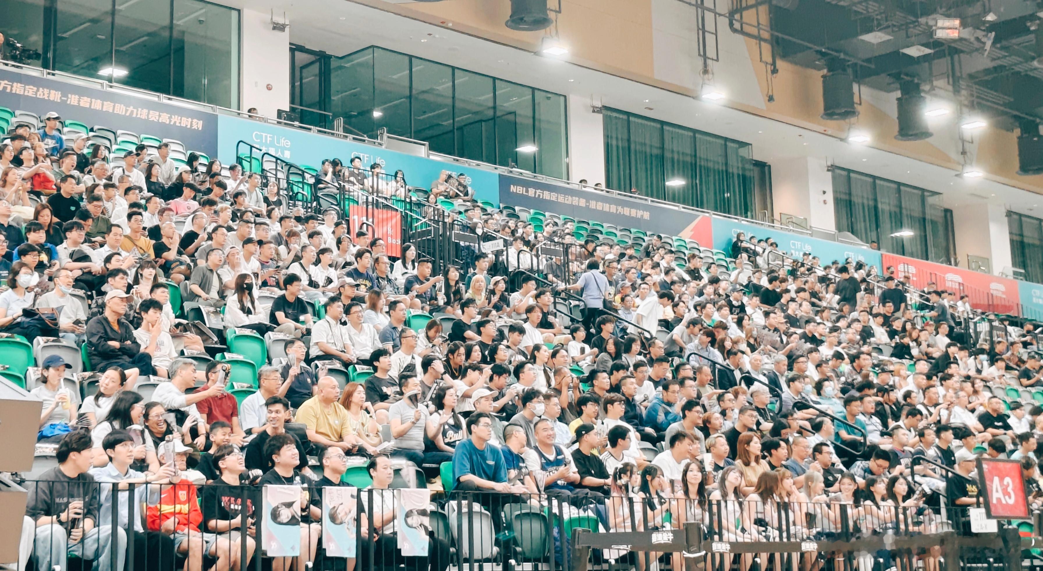 NBL总决赛G3，剑指三连冠的香港金牛队开场就轰出残暴的14-0攻击波，今晚在主