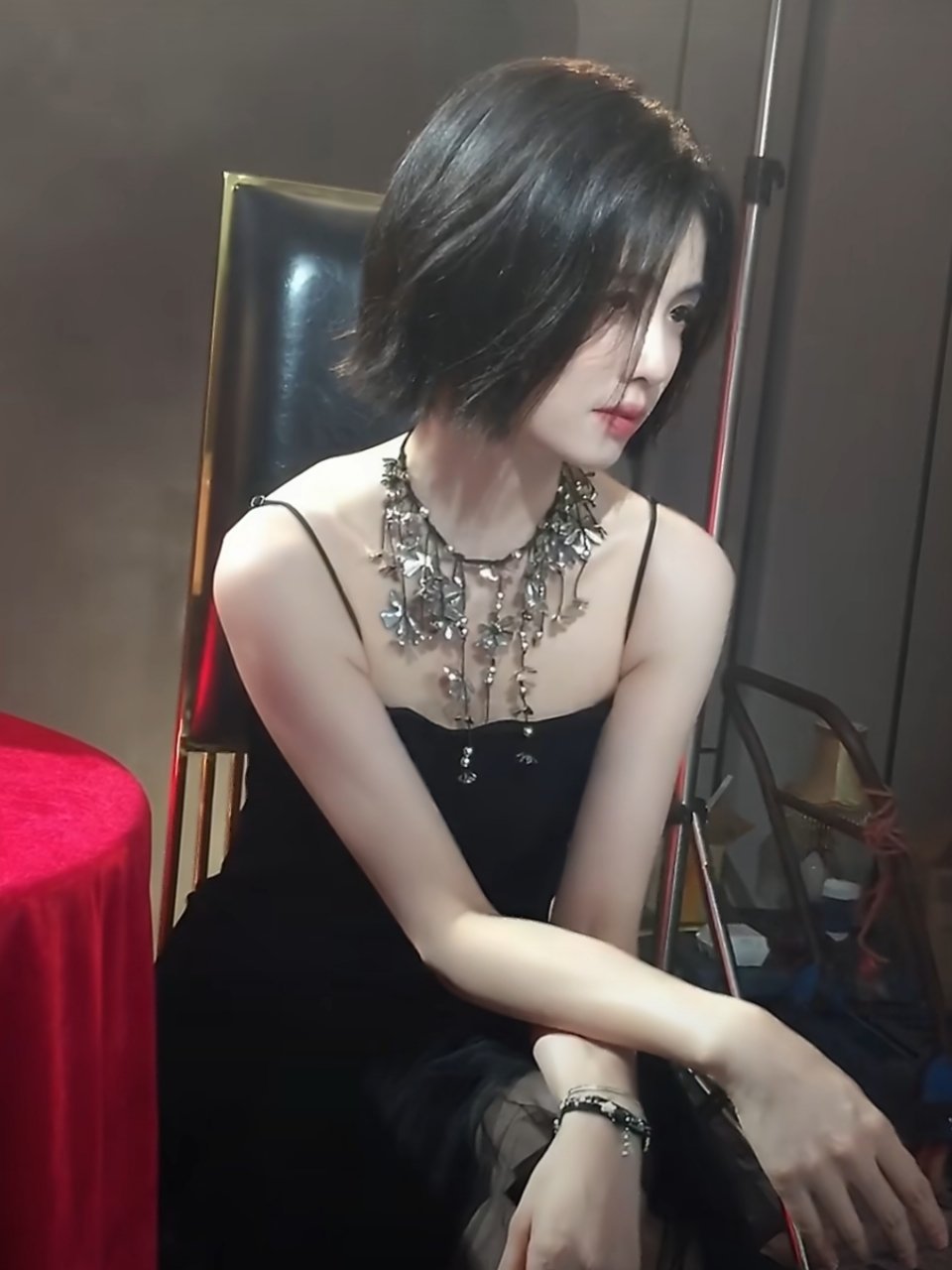 望和赶来救华子，与无良摄影搏斗过程中过失s人同时身受重伤送去抢救，望和从icu出