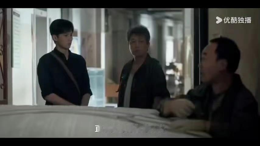 黑夜告白师徒查案一死一疯18年追凶徒弟惨死师父精分 徒弟不在了师父却不知情，18