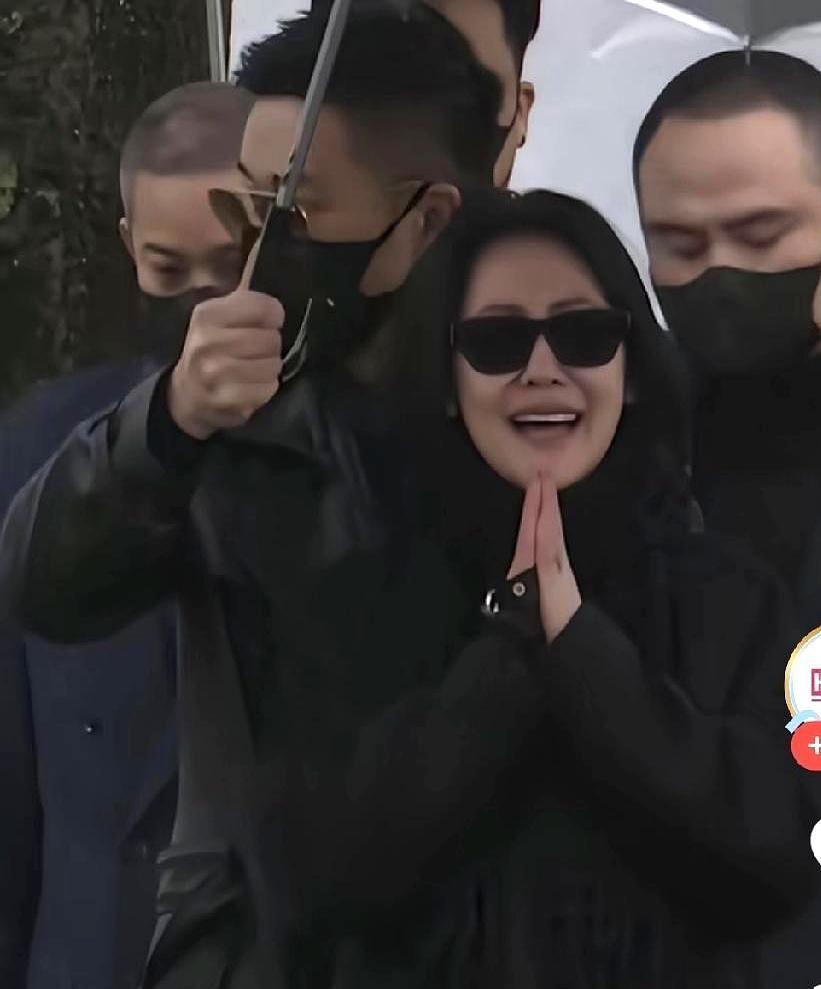 我愿称之为年度最佳“情绪表演”：小S为爱犬办周年祭，前一秒哭到崩溃，后一秒笑靥如