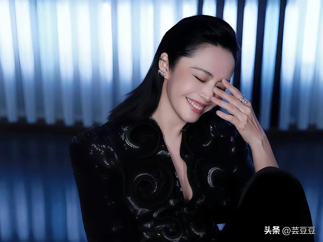 现在全网最尴尬的估计就是姚晨了吧，
不是因为她离婚了，
也不是因为她发声明了，而